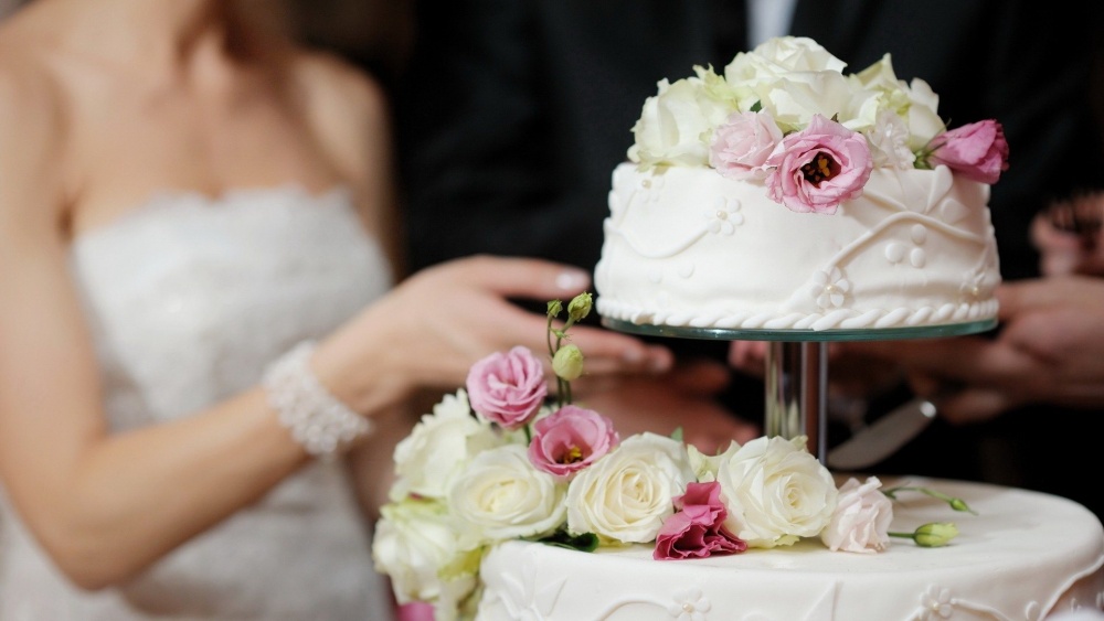 Шест изкушаващи тенденции при сватбените торти тази година 